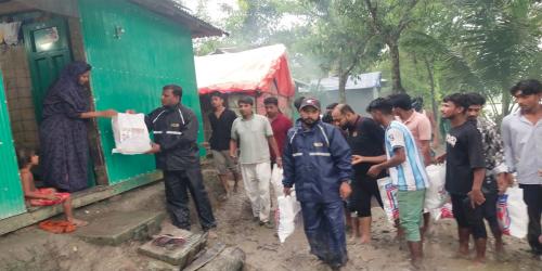 হাতিয়ায় পানিবন্দিদের পাশে ছাত্রদল