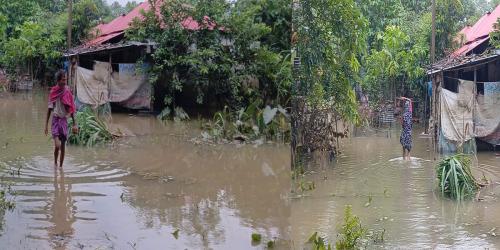 মৌলভীবাজারে পানি নামলেও কমেনি দুর্ভোগ