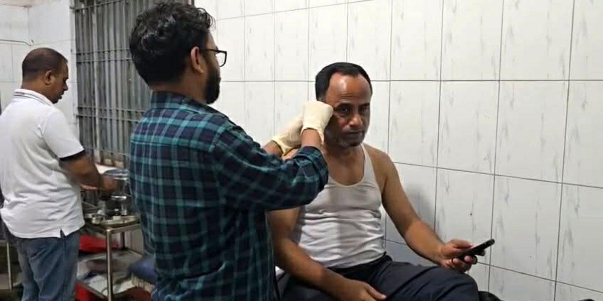 নরসিংদীতে বালু ব্যবসায়ীর কান কামড়ে দিলেন বিএনপি নেতা!