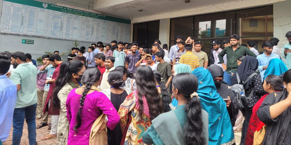 ৩ দফা দাবিতে উত্তাল রাজশাহী শিক্ষা বোর্ড