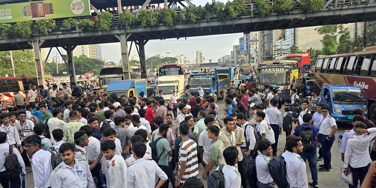 তিন দফা দাবিতে ঢাকা-ময়মনসিংহ মহাসড়ক অচল