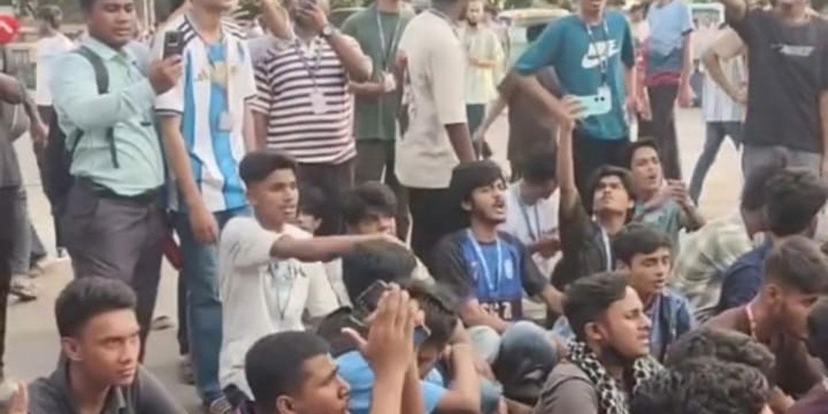 সংসদ ভবনের সামনে অবস্থান নিলেন  শিক্ষার্থীরা