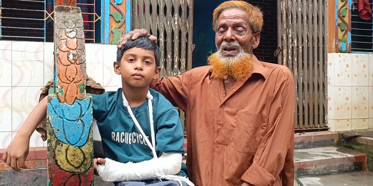 বেতের আঘাতে ফেটে গেল শিশুর হাত, কান্না থামাতে মুখে কলম