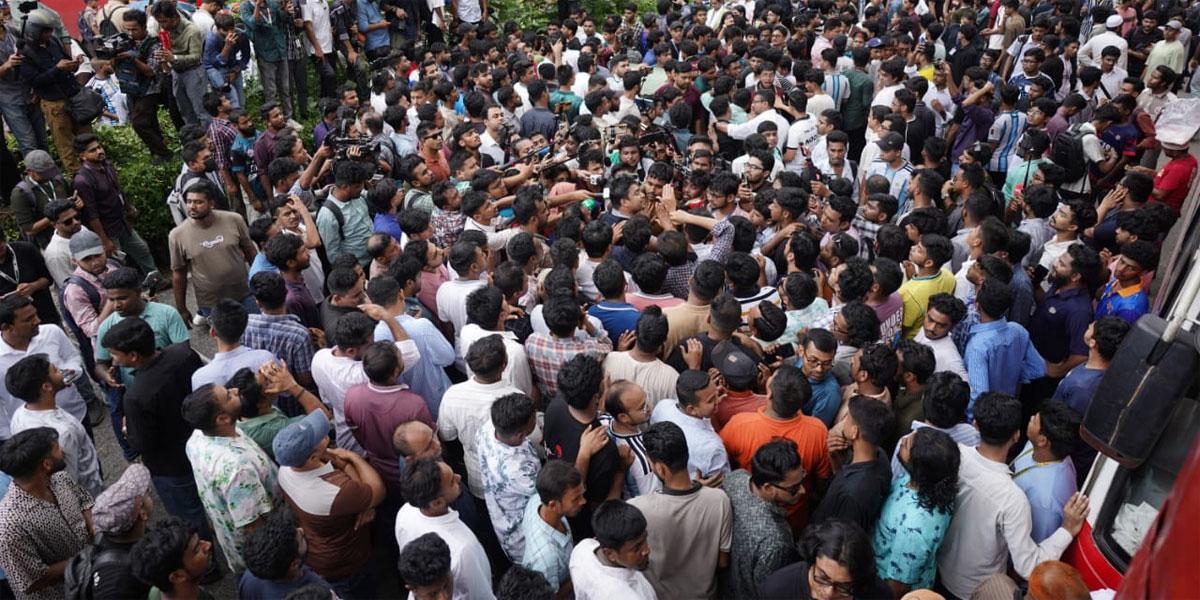 সন্ধ্যা ৬টার মধ্যে শিক্ষামন্ত্রীর পদত্যাগের আল্টিমেটাম
