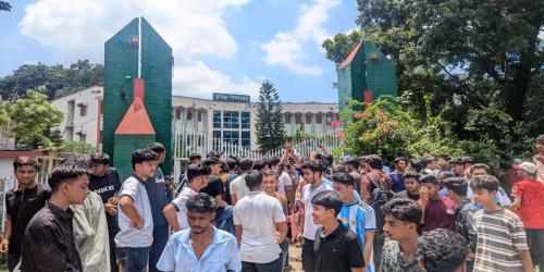কুমিল্লা শিক্ষা বোর্ডের সামনে এইচএসসি পরীক্ষার্থীদের বিক্ষোভ