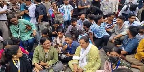 শিক্ষামন্ত্রীর পদত্যাগ দাবিতে ময়মনসিংহে শিক্ষার্থীদের বিক্ষোভ
