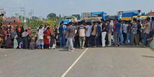টাঙ্গাইলে শিক্ষামন্ত্রীর পদত্যাগ দাবিতে মহাসড়ক অবরোধ, দেড় ঘণ্টা যান চলাচল বন্ধ