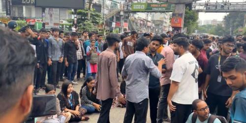 শিক্ষামন্ত্রীর পদত্যাগ দাবিতে রাজধানীর একাধিক জায়গায় সড়ক অবরোধ