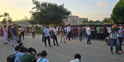সংসদ ভবনের সামনে অবস্থান নিলেন  শিক্ষার্থীরা