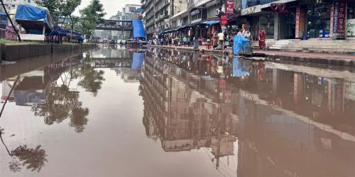 রাজধানীর উত্তরায় ভাঙা রাস্তায় নাকাল সাধারণ মানুষ