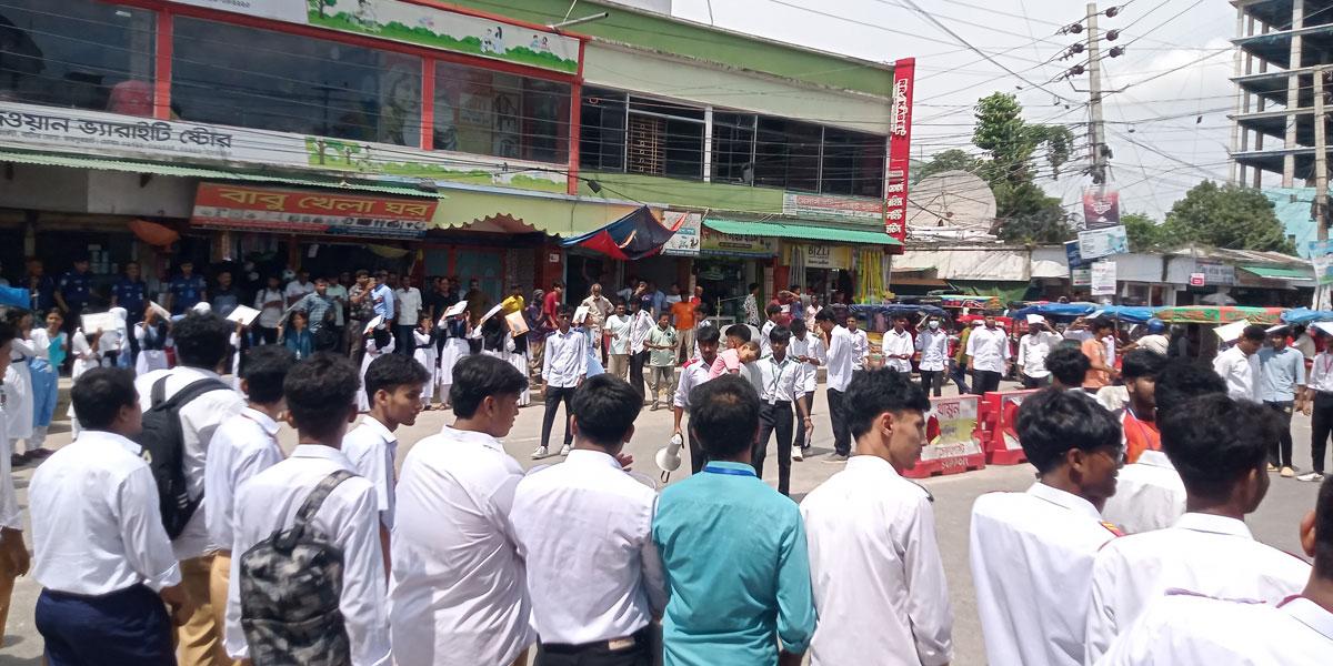 জয়পুরহাটে শিক্ষামন্ত্রীর পদত্যাগ দাবিতে সড়ক অবরোধ