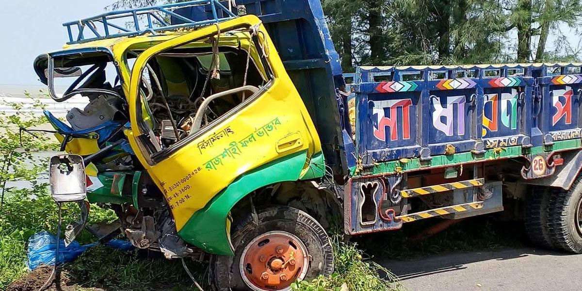 টেকনাফ মেরিন ড্রাইভ সড়ক দুর্ঘটনায় শুঁটকি ব্যবসায়ীর মৃত্যু