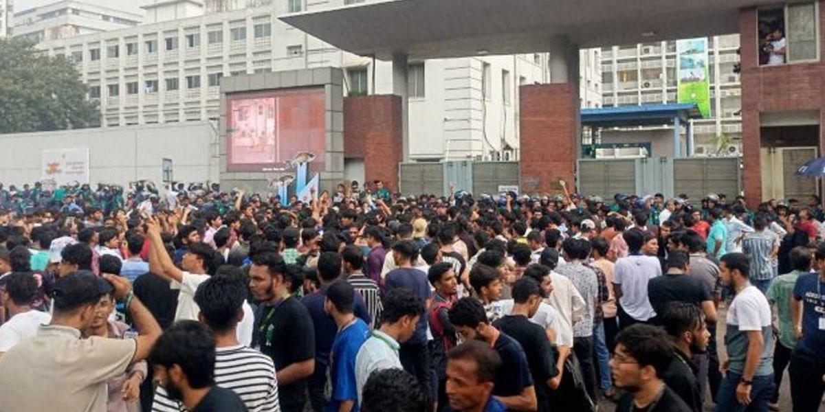 সচিবালয়ের সামনে পরীক্ষার্থীদের বিক্ষোভ