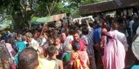 ত্রাণমন্ত্রী বিদায়ের পরই দুই ট্রাক ত্রাণ লুটের অভিযোগ