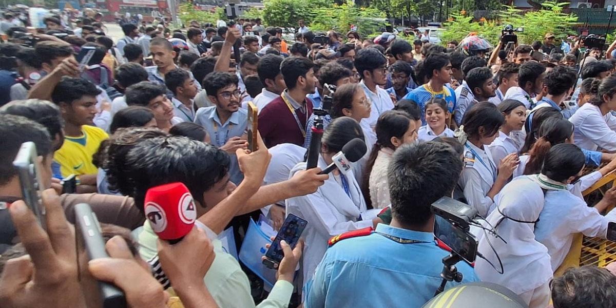 শিক্ষামন্ত্রীর পদত্যাগ নয়, এবার ৬ দফা দাবি নিয়ে সচিবালয়ে শিক্ষার্থীরা