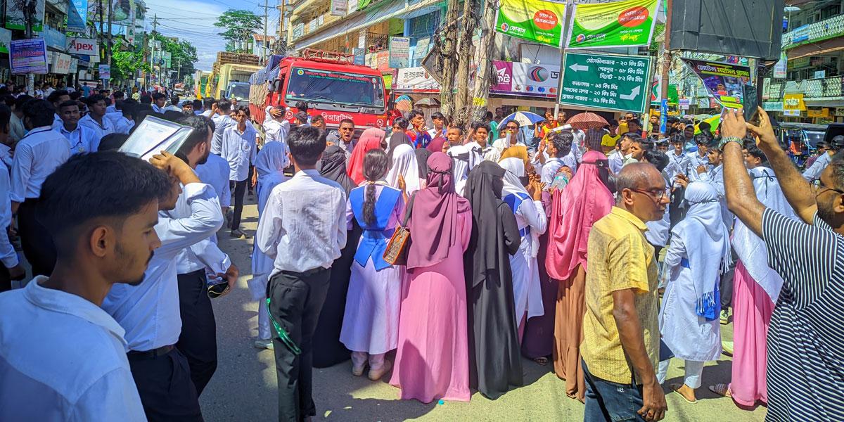 শ্রীমঙ্গলে শিক্ষামন্ত্রীর পদত্যাগ দাবিতে সড়ক অবরোধ করে বিক্ষোভ