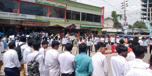 জয়পুরহাটে শিক্ষামন্ত্রীর পদত্যাগ দাবিতে সড়ক অবরোধ