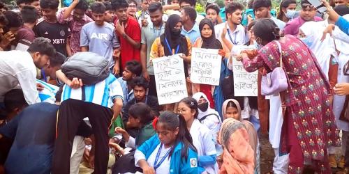 বরিশালে শিক্ষামন্ত্রীর পদত্যাগ দাবিতে সড়ক অবরোধ