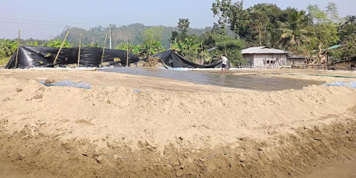 সাতকানিয়ায় সাঙ্গু নদীতে অন্ধকার নামলে শুরু হয় বালু লুট