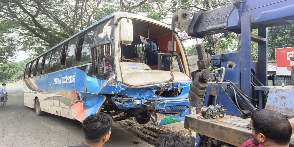 পাবনায় অ্যাম্বুলেন্স-বাস সংঘর্ষে নিহত ৩