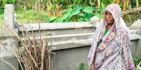 দাফন নিয়ে অনিশ্চয়তা, জীবিত থাকতেই কবর তৈরি বৃদ্ধার