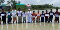 স্বাস্থ্যসেবার দাবিতে হাঁটু পানিতে নিঝুমদ্বীপবাসী