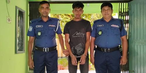 তেঁতুলিয়ায় ১৩টি জাল পাসপোর্টসহ যুবক গ্রেপ্তার