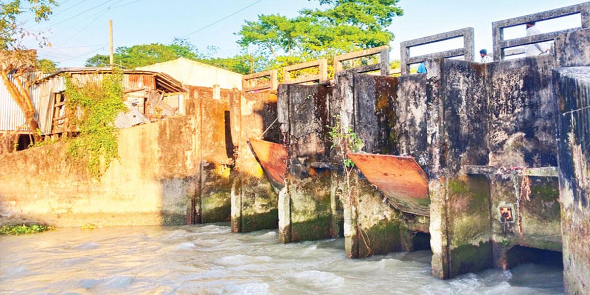 স্লুইসগেট খুলবে কে
