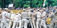 পার্লামেন্ট অভিমুখে ককরোচ পার্টির পদযাত্রা, পুলিশের লাঠিপেটা