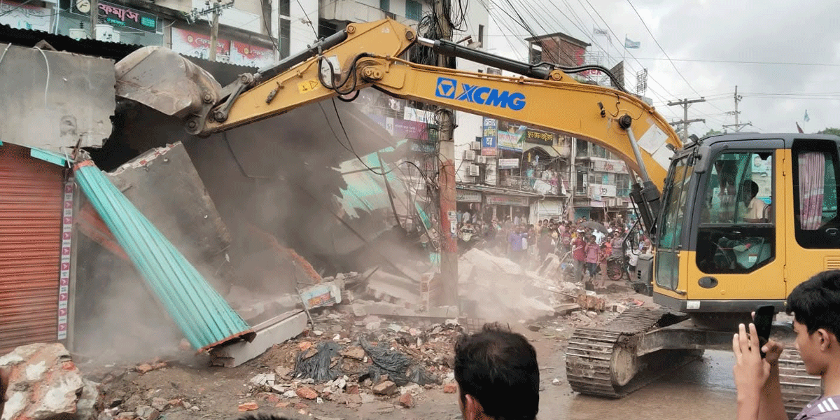 ছাগলনাইয়ায় আ. লীগ কার্যালয় গুঁড়িয়ে দিল প্রশাসন