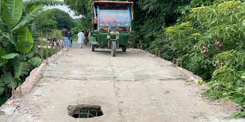 সেতুতে গর্ত-ফাটল, ঝুঁকি নিয়ে পারাপার