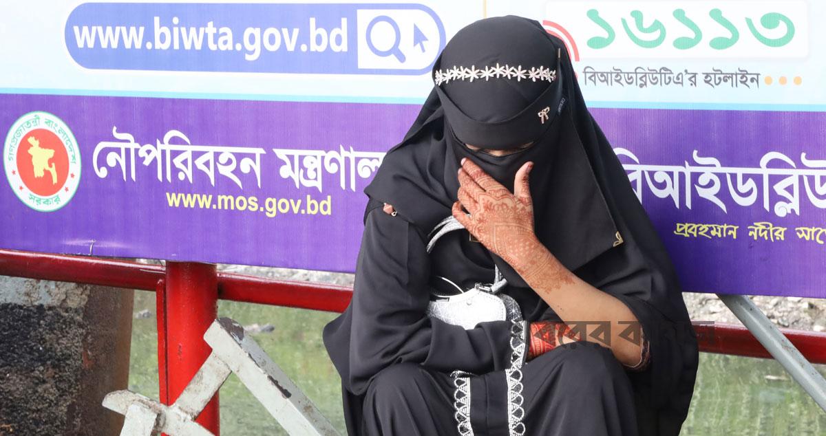 ট্রেনের শি‌ডিউল বিপর্যয় এবং লঞ্চ টার্মিনালে দুর্ঘটনা ও বৈরী আবহাওয়ায়  যাত্রীদের চরম ভোগা‌ন্তি।