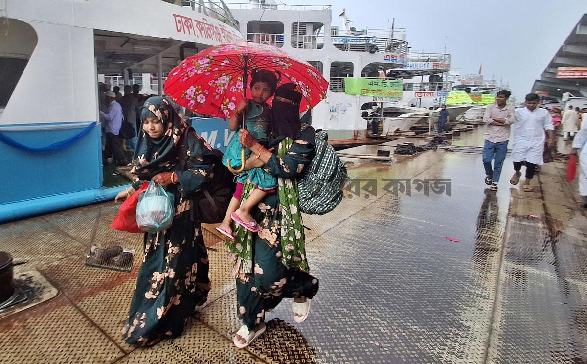 বৃষ্টি উপেক্ষা করে ঈদে বাড়ি যাত্রা
