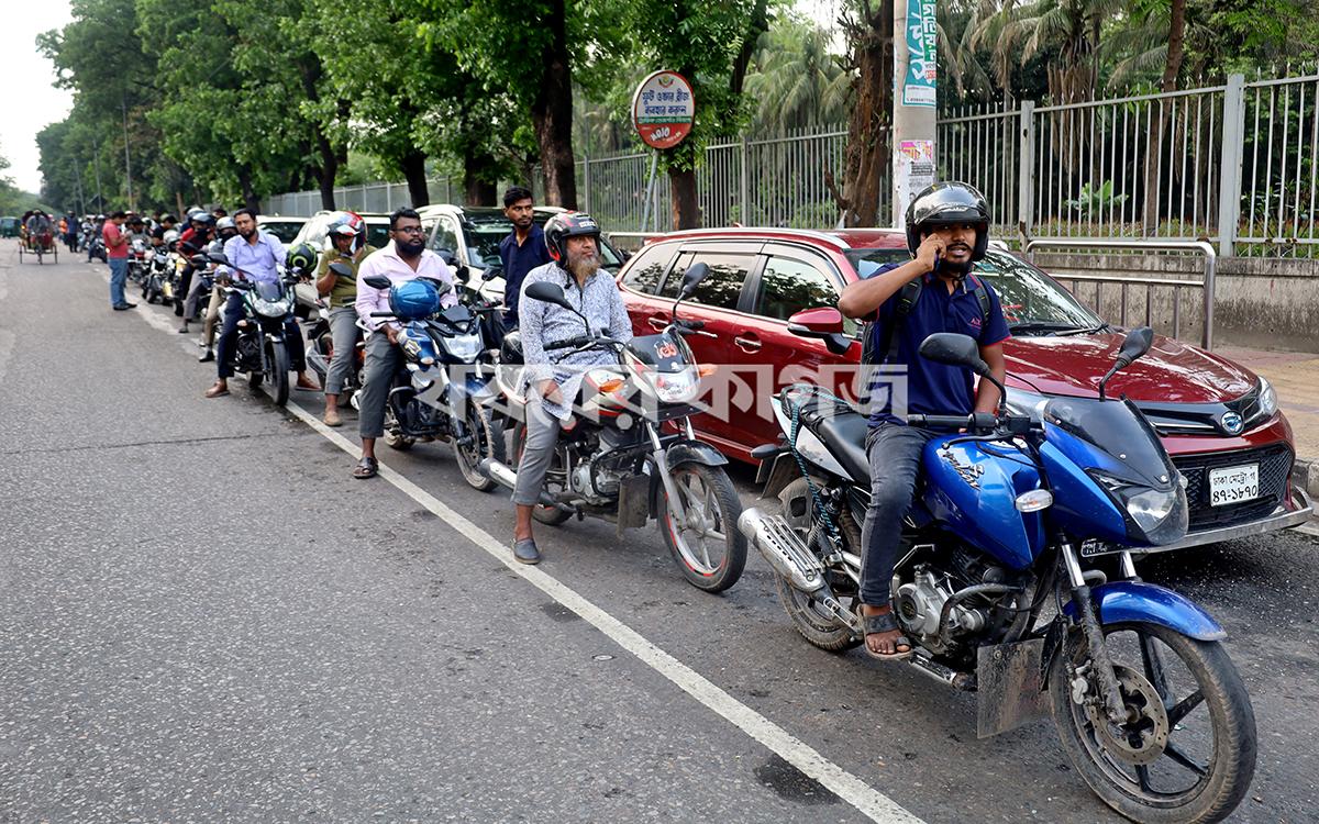ভিক্টোরিয়া পার্কের সামনে