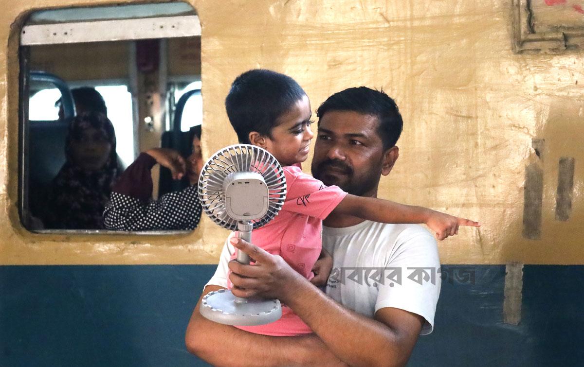 ভ্যাপসা গরমের অতিষ্ট