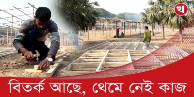 বইমেলার প্রাঙ্গণ তৈরিতে ব্যস্ত শ্রমিকরা
